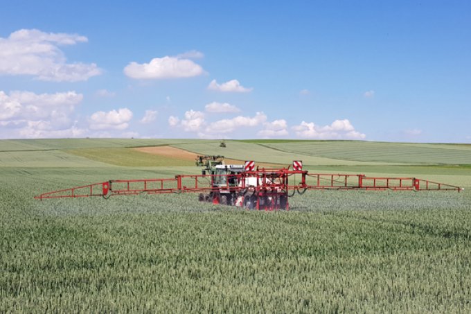 Traktor bringt Herbizide in einem Feld aus. Foto: Landeswasserversorgung Stuttgart