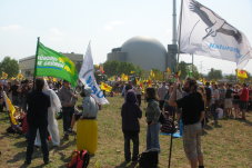 Der NABU Thüringen nahm auch Teil an Anti-Atomkraft-Demonstrationen, wie hier vor dem Kernkraftwerk Grohnde im April 2011. - Foto: NABU-Archiv