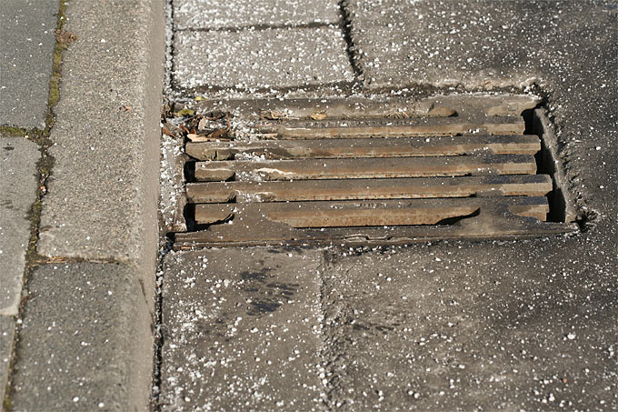 Straßenrand mit Streusalzresten - Foto: Helge May