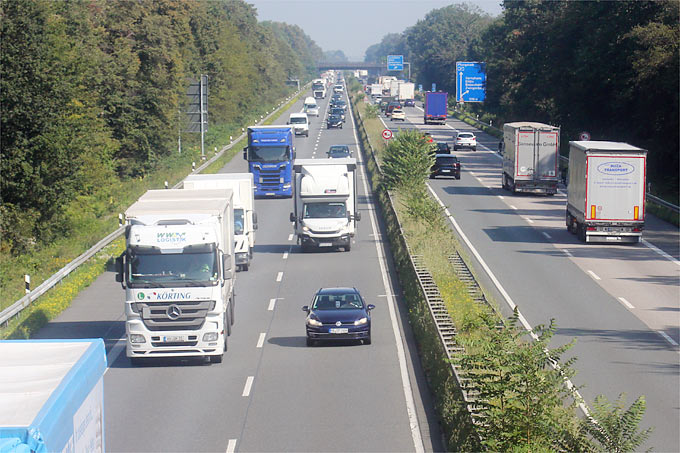 LKW auf Autobahn - Foto: Helge May